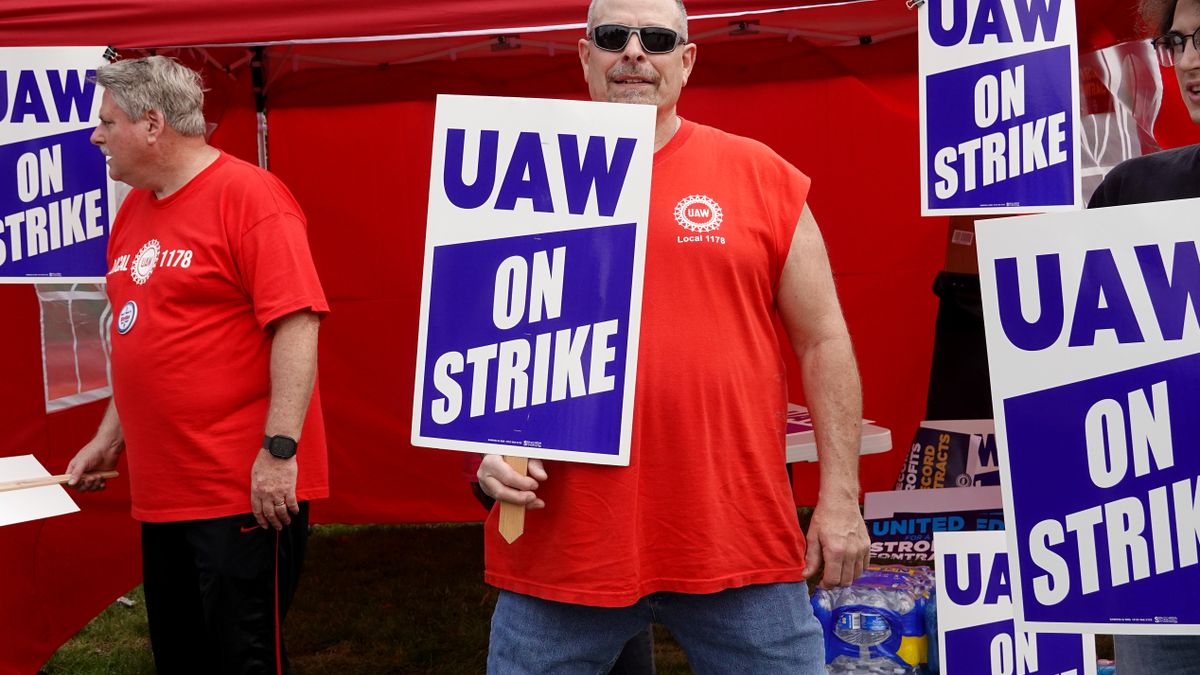 A group of UAW members picket outside of the Stellantis Mopar parts facility on Sept. 22, 2023 in Naperville, Illinois.