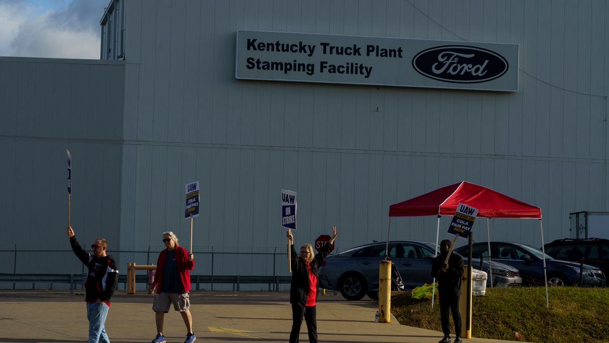 UAW memebers picket outside of Ford's Kentucky Truck Plant.